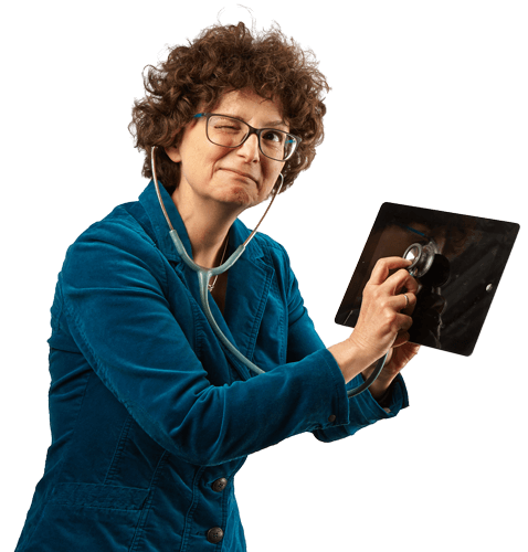 Dr. med. Christine Trutt-Ibing prüft eine Website mit dem Stethoskop